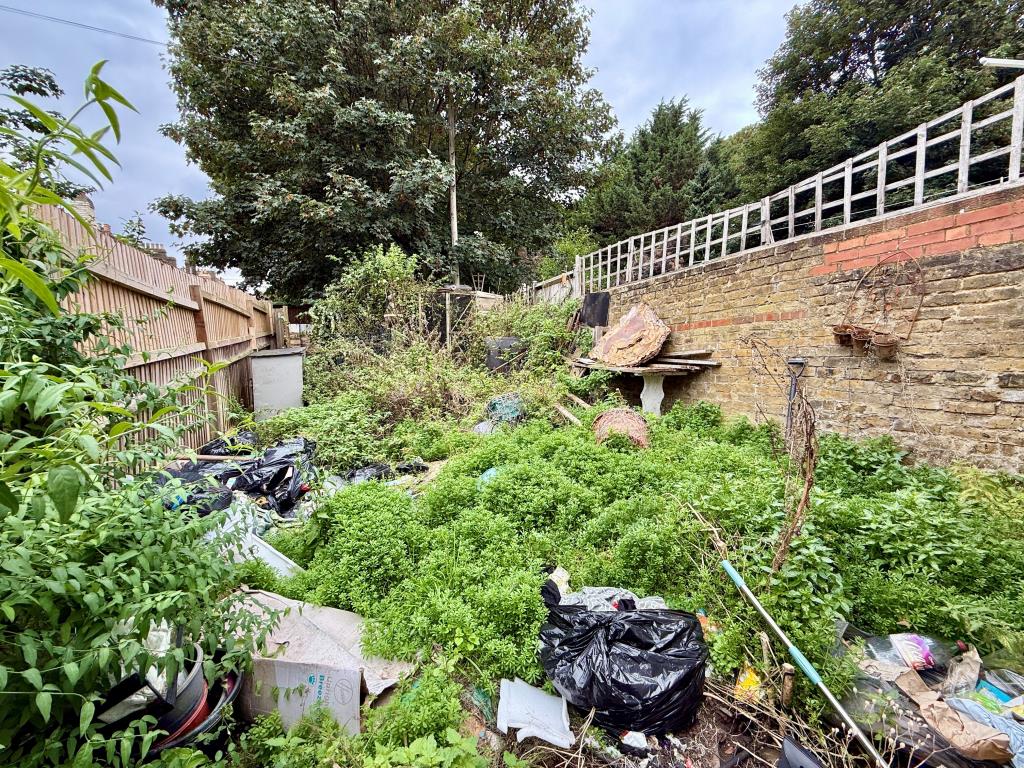 Lot: 177 - THREE-BEDROOM HOUSE FOR INVESTMENT - Garden to rear